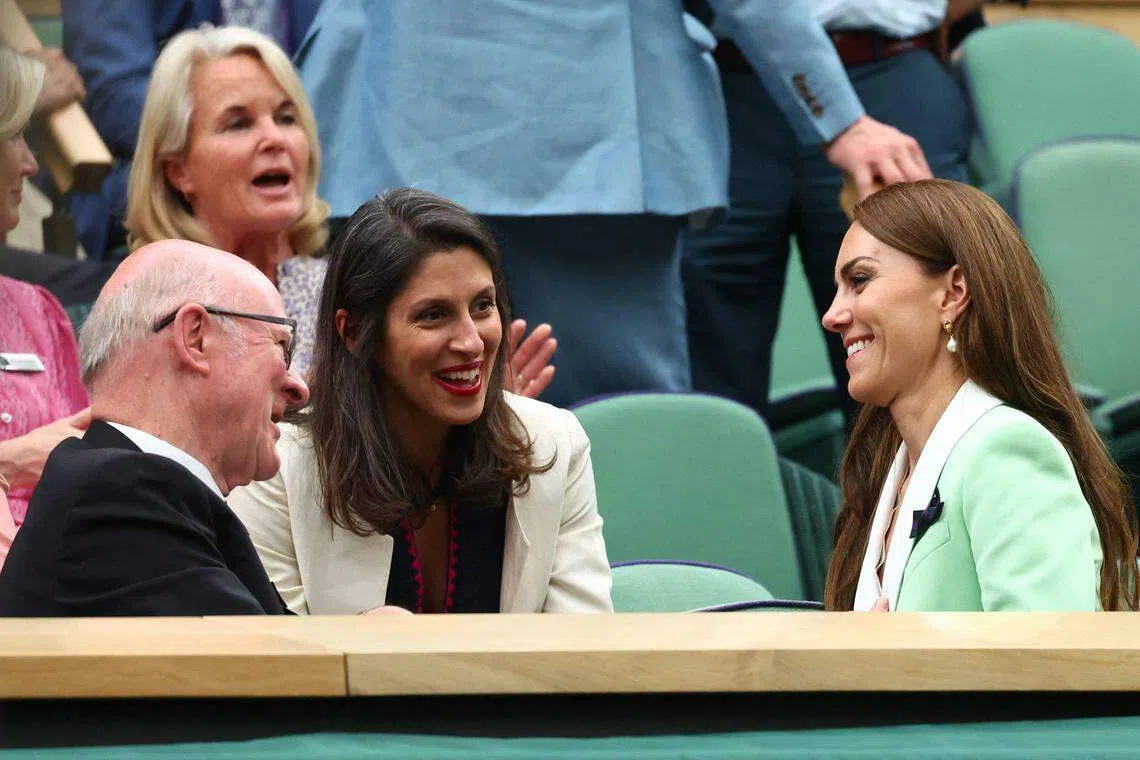 英国女记者纳扎宁（中）与凯特王妃（右）坐在皇室包厢观看默里比赛。（路透社）
