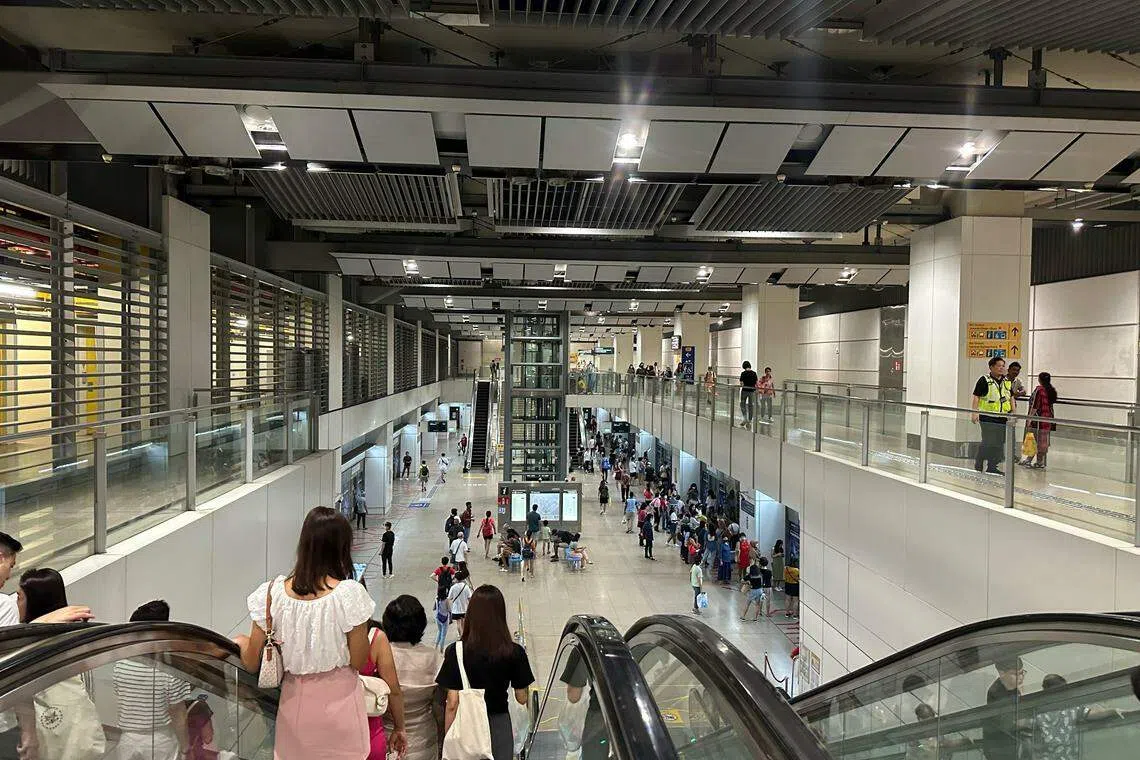 实龙岗地铁站星期天早上大约8时45分开始，电线短路导致部分站内大厅和月台上的灯出现故障，但已于10时零5分许恢复正常。（SMRT提供）