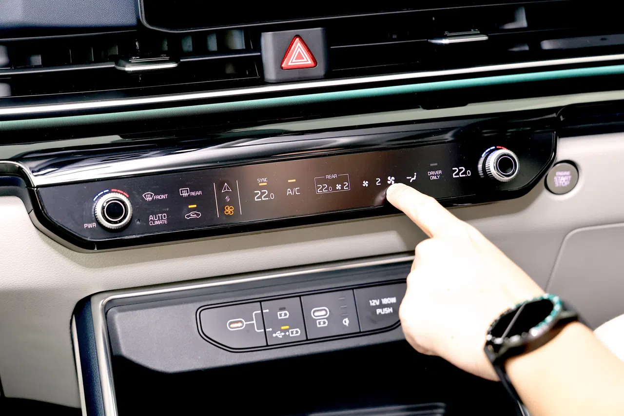 长方形触控面板，可在操控信息及调节冷气之间切换。（周国威摄）