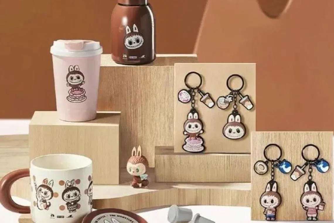 中国大陆咖啡连锁品牌瑞幸咖啡（Luckin Coffee）推出多款拉布布联名商品如咖啡杯、钥匙扣、保温杯等。