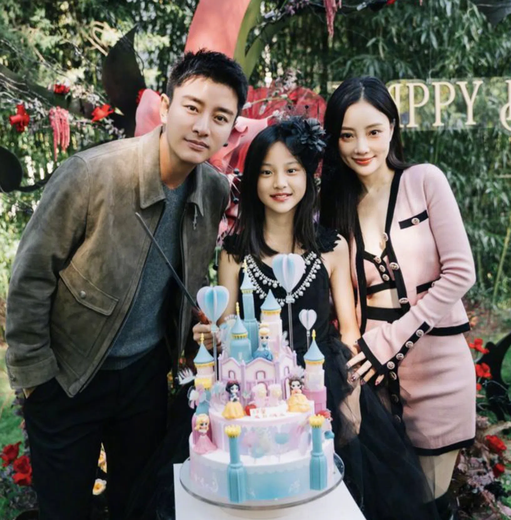 贾乃亮（左）与李小璐（右）离婚后，仍一起为女儿庆祝生日。（互联网）