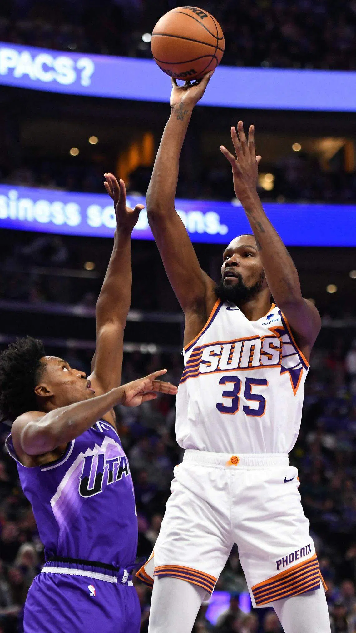 杜兰德（35号）第四节的一记关键三分球让太阳险胜爵士。（法新社）