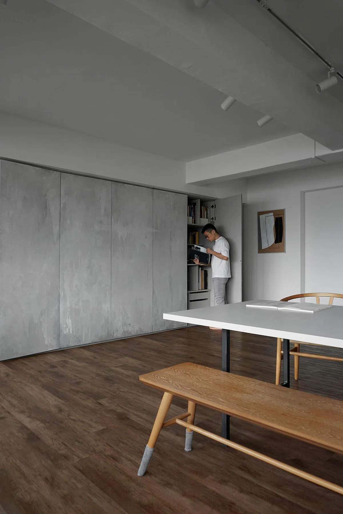 主空间的橱柜门在关闭时看起来像一面特色墙。（受访者提供）