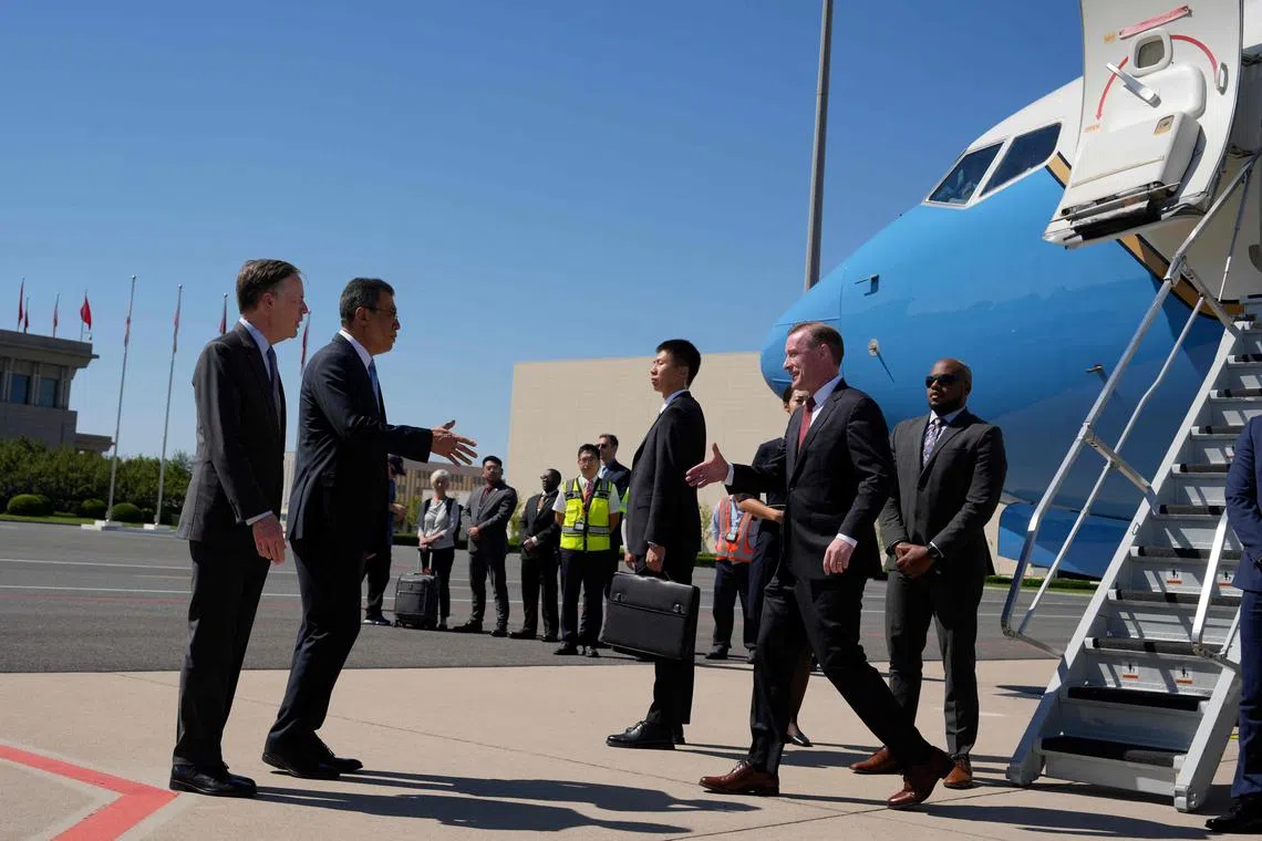 沙利文（前排右一）星期二下午乘机抵达北京，中国外交部美大司司长杨涛（前排左二）、美国驻华大使伯恩斯（前排左一）在机场接机。（法新社）