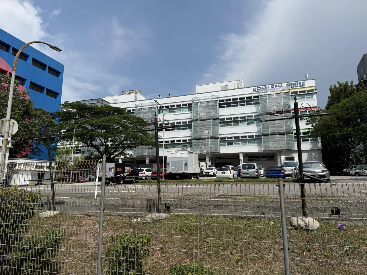 建于80年代的轻工业大楼Kewalram House。（陈映蓁摄）