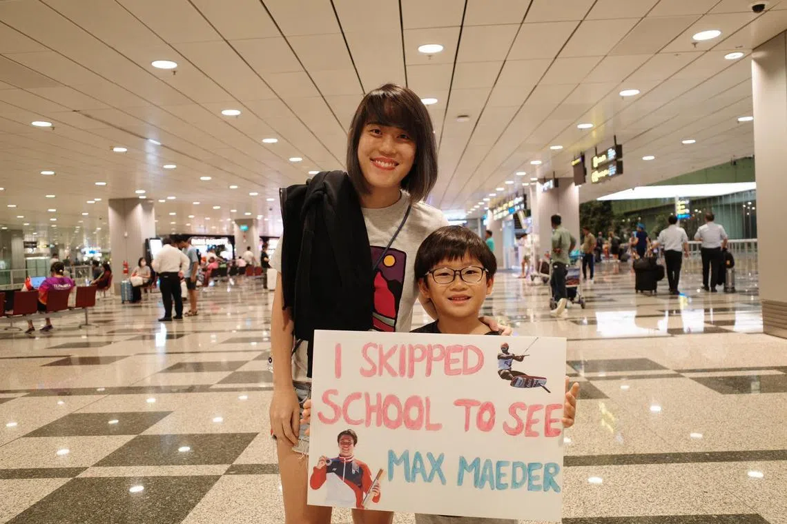 六岁的陈昱恺带着自制的海报前来支持墨士廉。（卓舒畅摄）