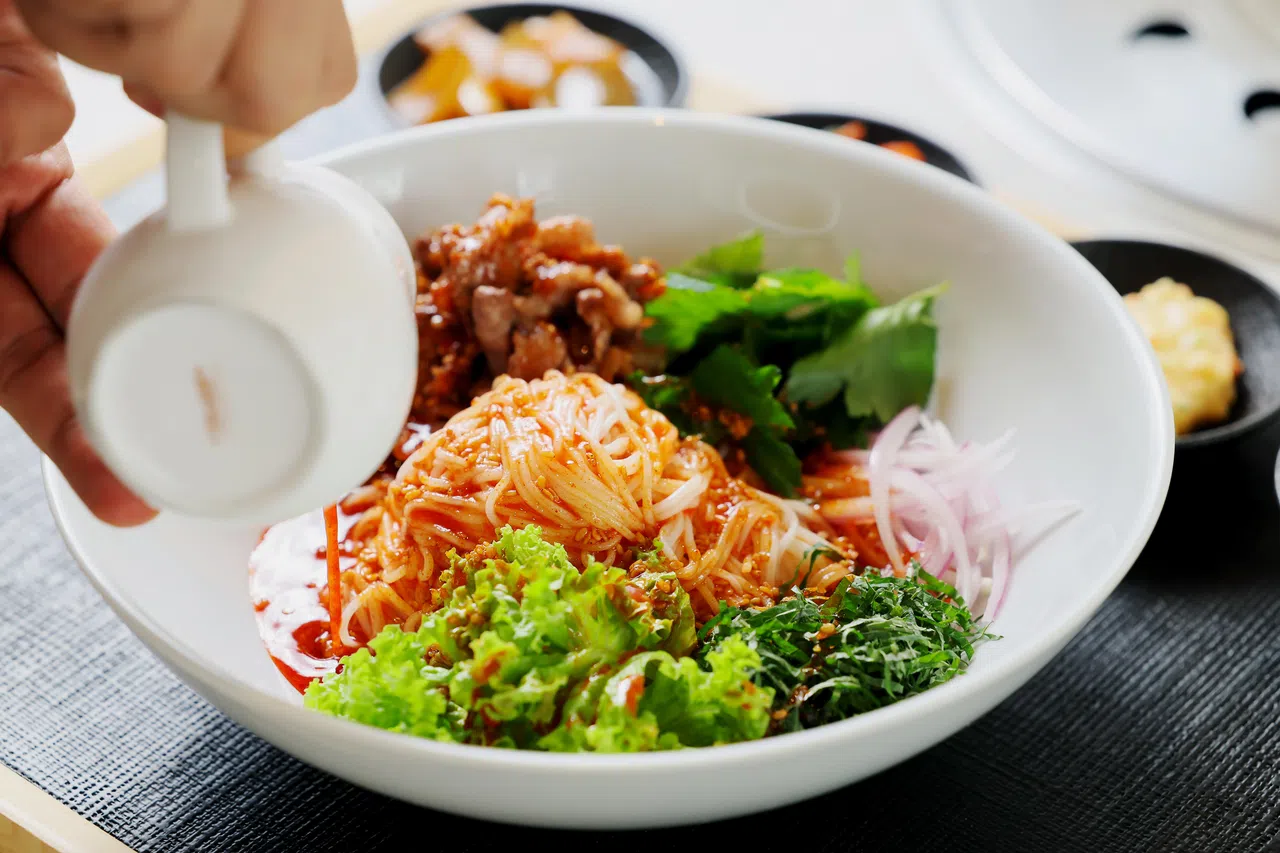 具有甜辣味的韩式辣拌冷面有助刺激食欲。（龙国雄摄）