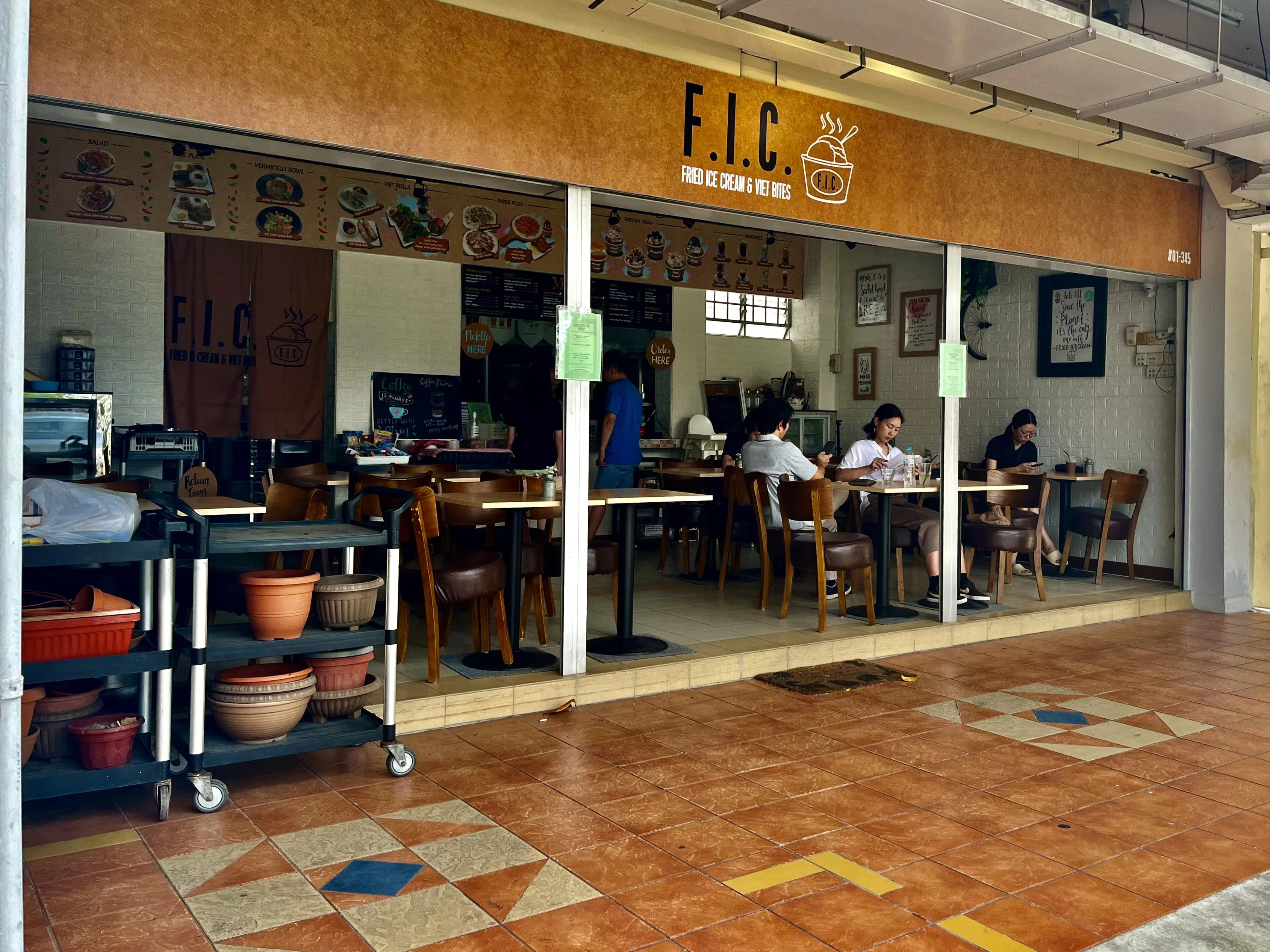 组屋楼下的越南小吃店F.I.C. Fried Ice Cream & Viet Bites，边喝咖啡边欣赏店外风景。（陈映蓁摄）