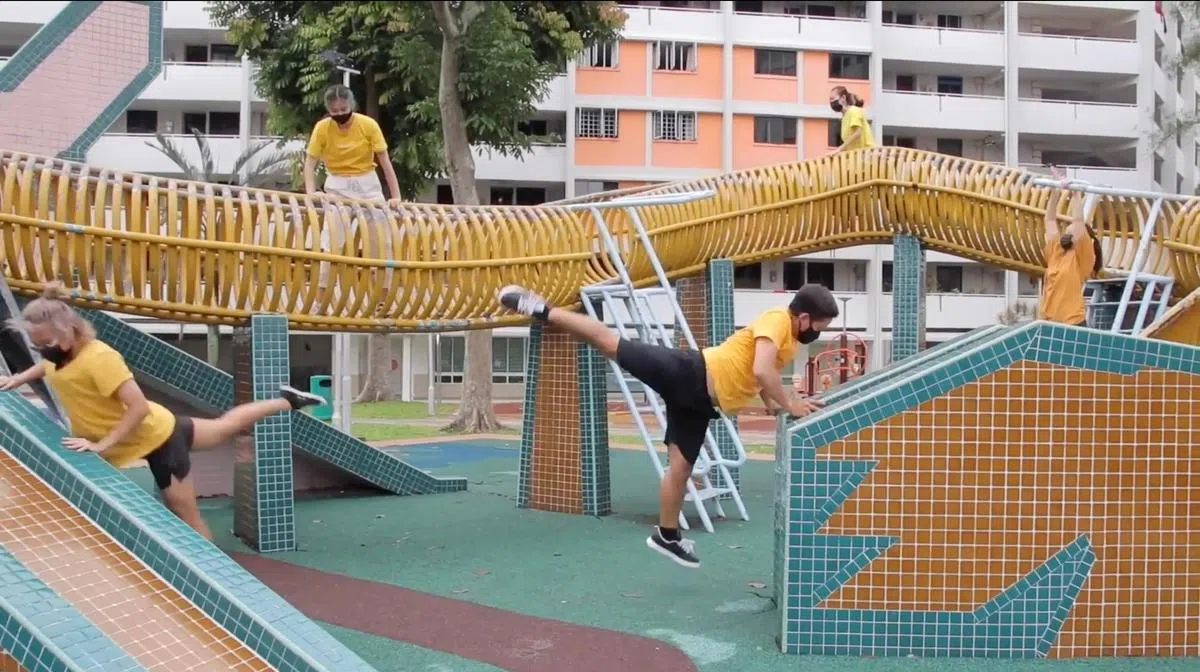 学生在具有历史意义的大巴窑龙头游乐场表演。（义安理工提供）