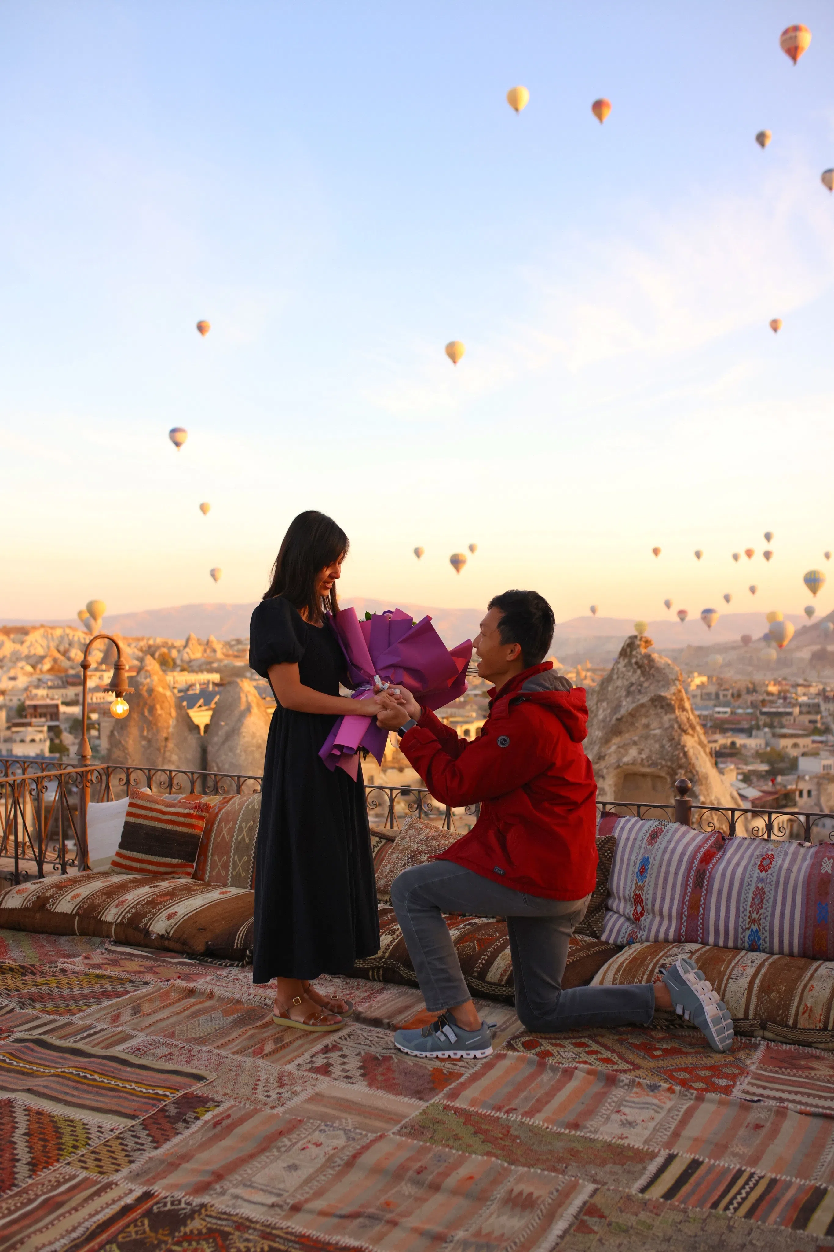 刘建胜（右）在伊斯坦布尔完成浪漫求婚。（受访者提供）