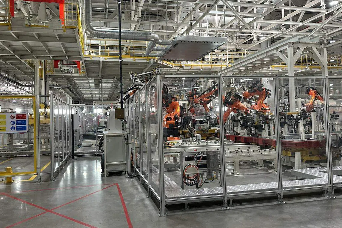 大众汽车（安徽）10万平方米的焊接车间每日可生产300辆新能源车。庞大的厂房有1000多台多轴机器人，员工人数只有140。（林煇智摄）