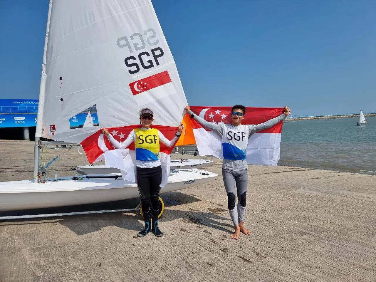 两名小将吴启哲（右）和凯蕊分别在男子和女子激光4.7级帆船（ILCA 4）夺得银牌和铜牌。（全国奥理会提供）