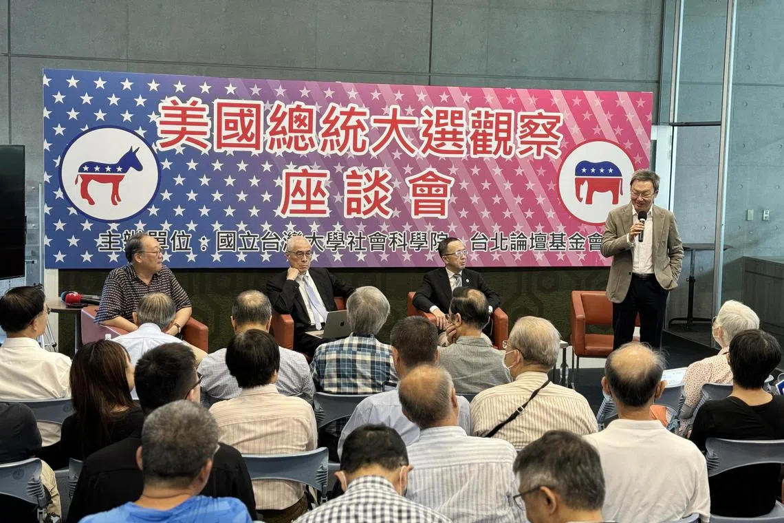 台湾大学社会科学院和台北论坛基金会7月22日共同主办“美国总统大选观察”座谈会。台上嘉宾左起为台湾《联合报》副总编辑郭崇伦、台北论坛执行长何思因、台湾大学社会科学院院长苏宏达、台北论坛董事长苏起。（缪宗翰摄）