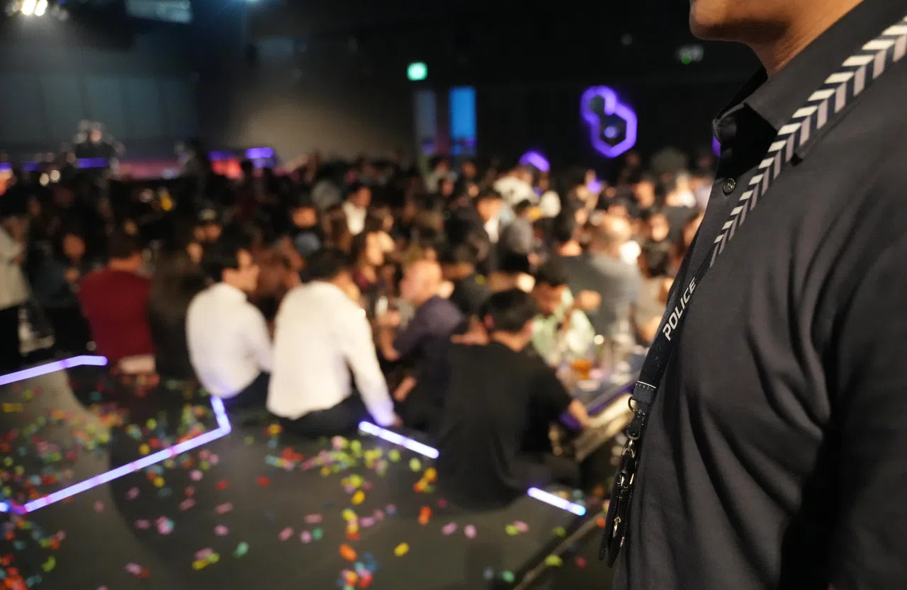 记者直击警员突击乌节商业中心一家夜店，逮捕一男九女。（谢智扬摄）