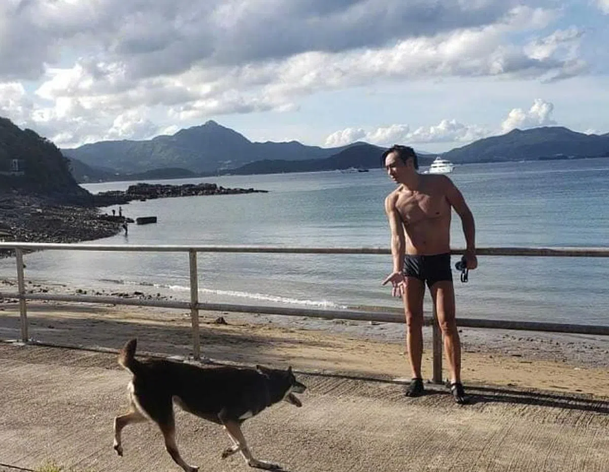 吴镇宇在社媒上大秀好身材。（取自微博）