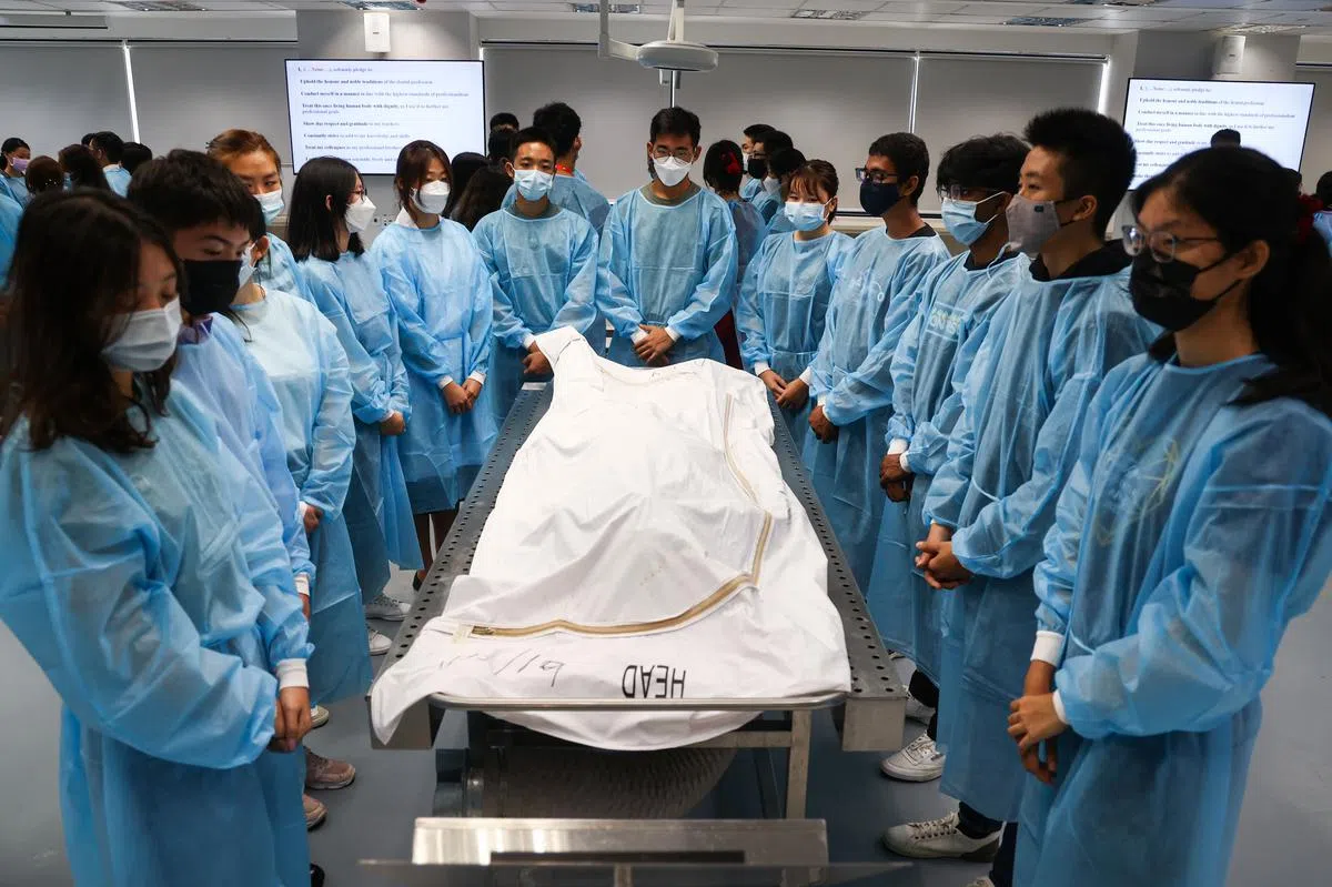 学生在正式启用“无语良师”前，要默哀数秒、集体宣誓。（李健玮摄）