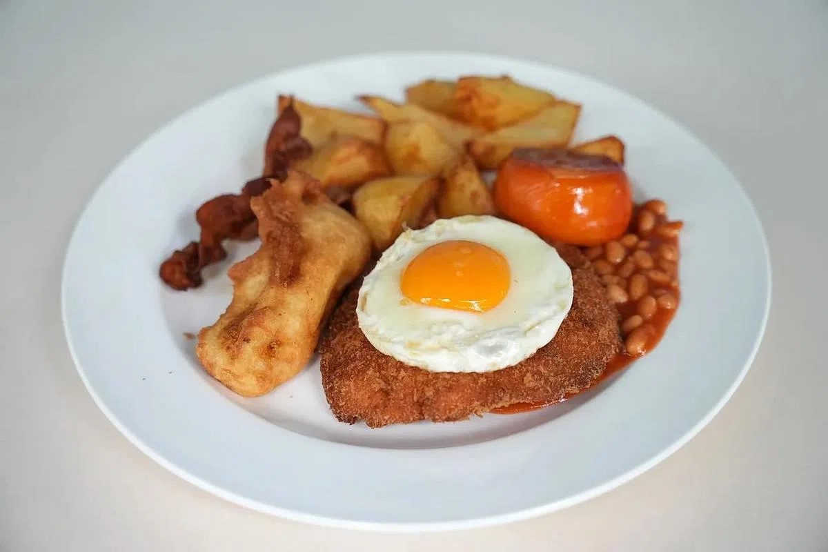 马里兰炸鸡由炸鸡块、切片培根、炸香蕉、番茄、荷包蛋、茄汁豆及炸马铃薯角组合成。（谢智扬摄）