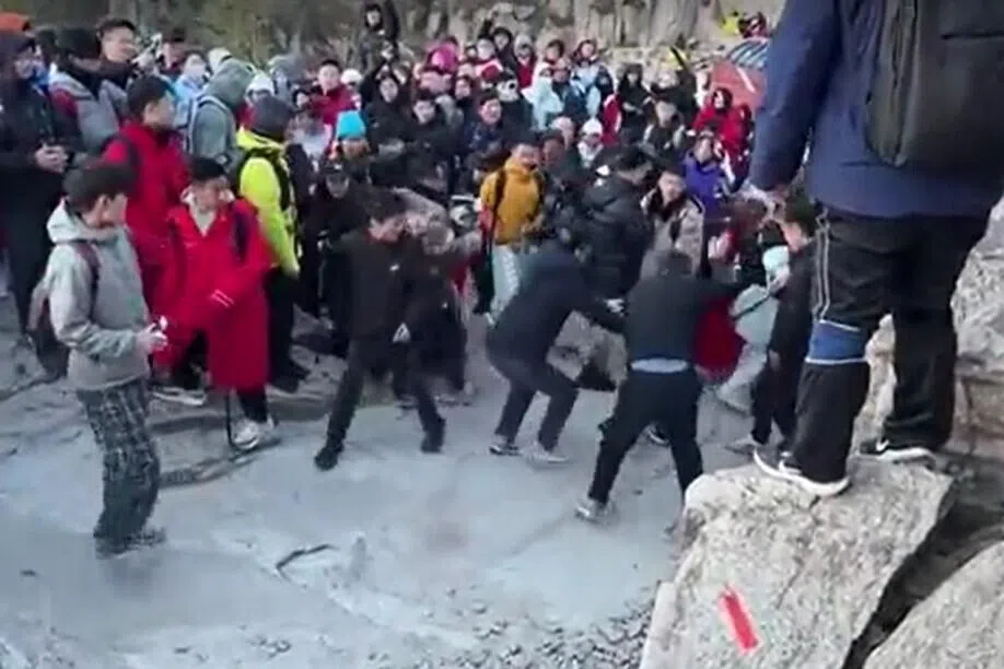 【视频】抢位置看日出 游客在泰山之巅互殴