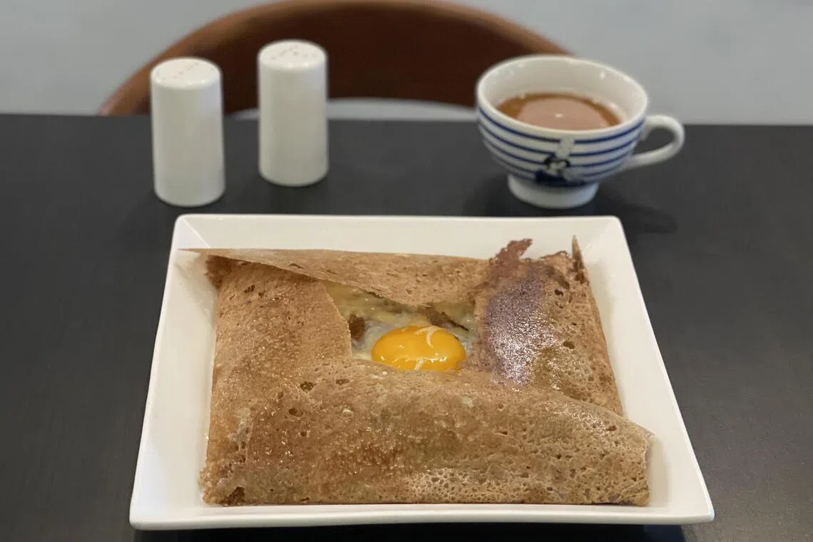 Entre-Nous Creperie的鸡蛋和大孔芝士可丽饼，适合配上一杯苹果酒。（黄靖晶摄）