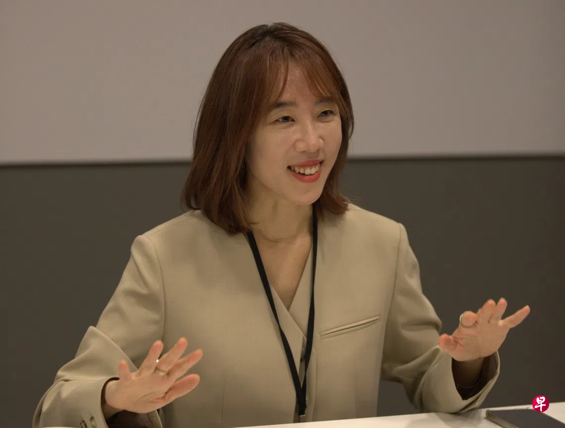 告别透不过气职场与同事脸色外交官女儿复制13个自己制作AI影片| 联合早报