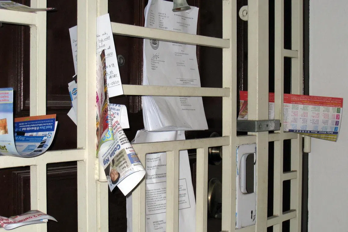 贪污调查局在被告失联后上门张贴通知书，法庭则因被告迟迟没有回应而发出逮捕令。（档案照片）