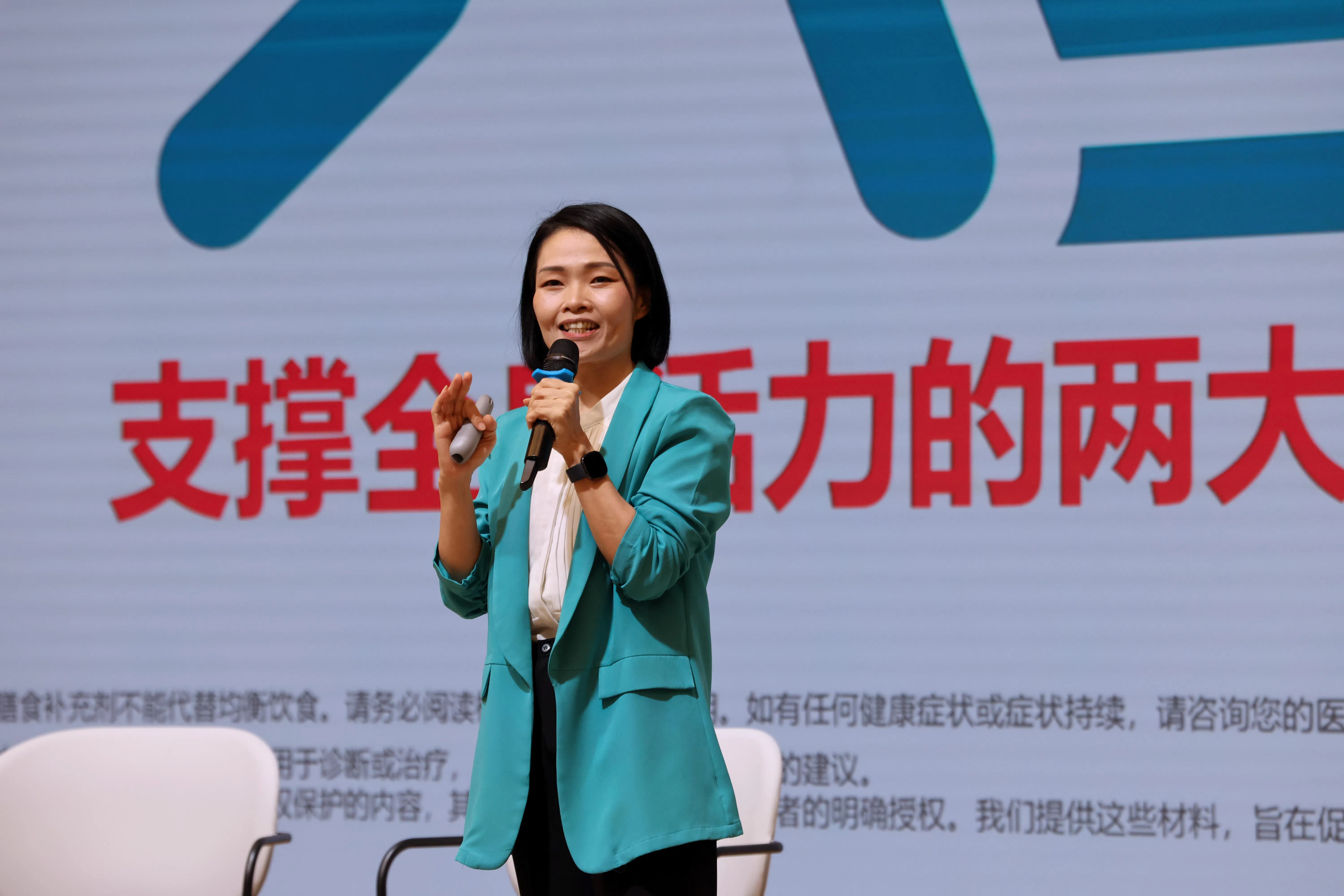 营养师黄佩君讲解Omega-3的功效、饮食来源和营养补充品的选购方法。（梁麒麟摄）