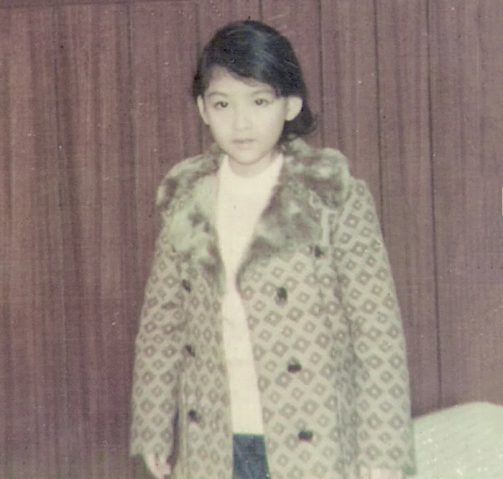 周慧敏在微博分享童年旧照，可见她从小就是美人胚子。（取自周慧敏微博）