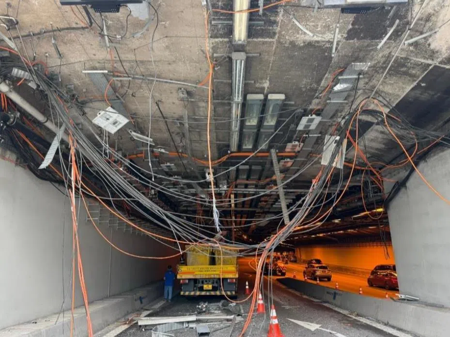 事故造成中央快速公路隧道天花板的电气和机械设备受损，维修费高达145万元。（档案照片）