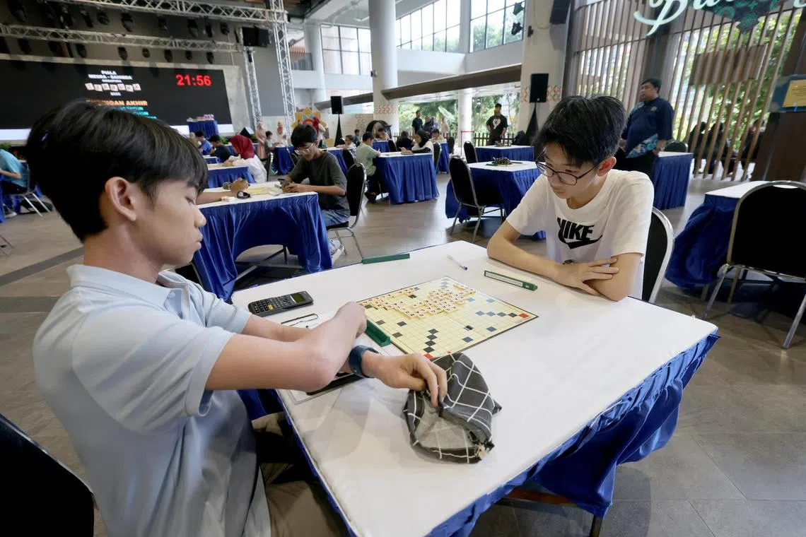 来自海星中学的中三学生何炫磊（右）是Scrabble比赛的常客，尽管碰上实力强的对手，他仍在人民协会马来活动执行委员会理事会举办的马来拼字游戏比赛中荣获最高分，夺下第一。（陈斌勤摄）