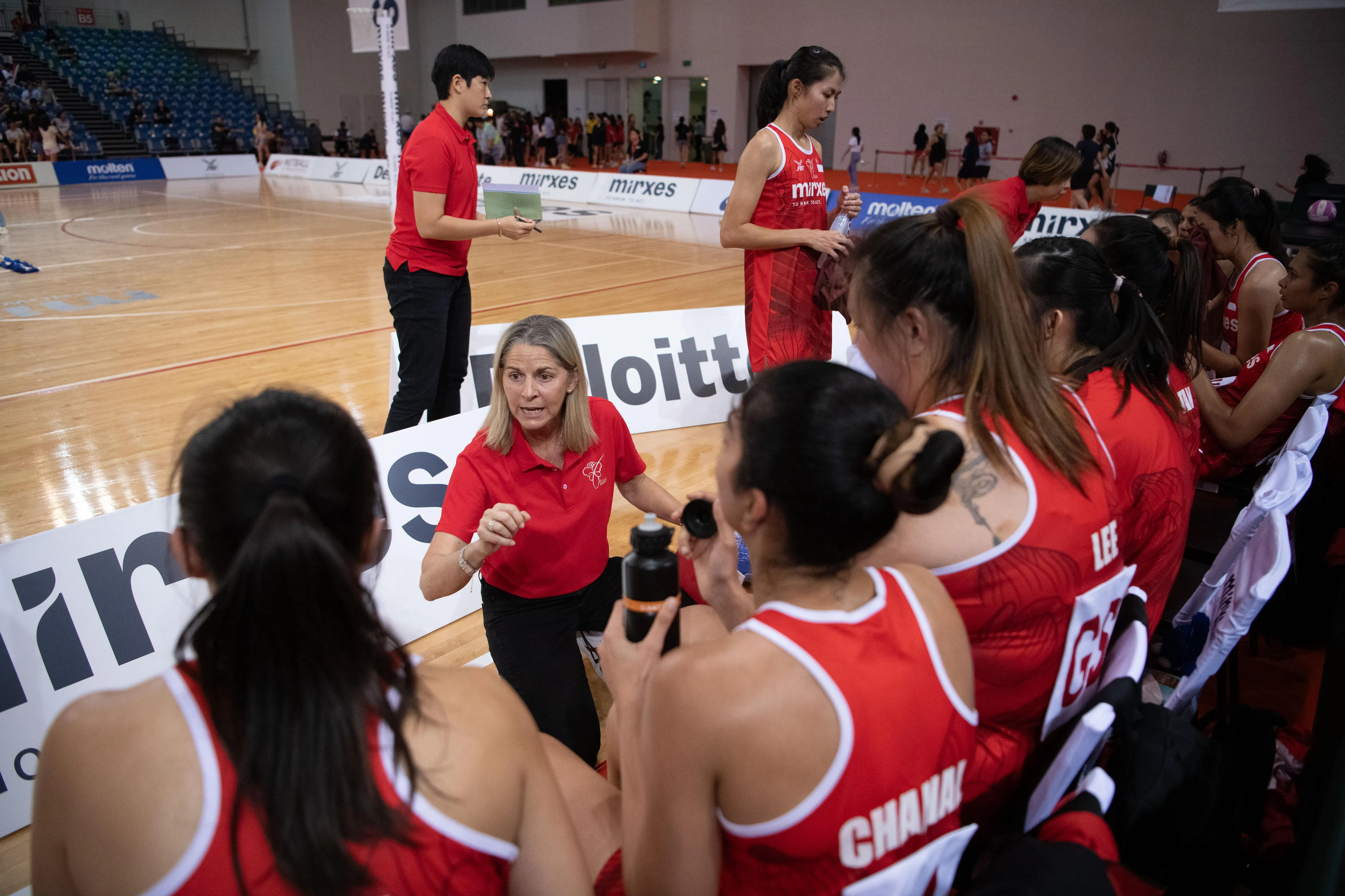 主教练安妮特（前排左二）认为如想卫冕不能松懈。（新加坡英式女篮总会提供）