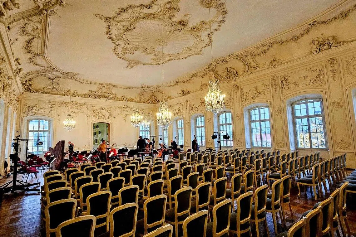 伦达尔宫白厅回荡着优雅音符。（客桑摄）
