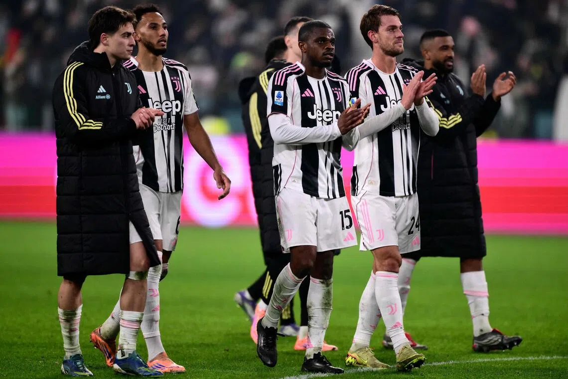 尤文众将在赛后鼓掌庆祝胜利。截至目前，他们是意甲夺冠次数最多的球队（36次），最近一次是2020年，那也是他们九连冠的最后一冠。（法新社）