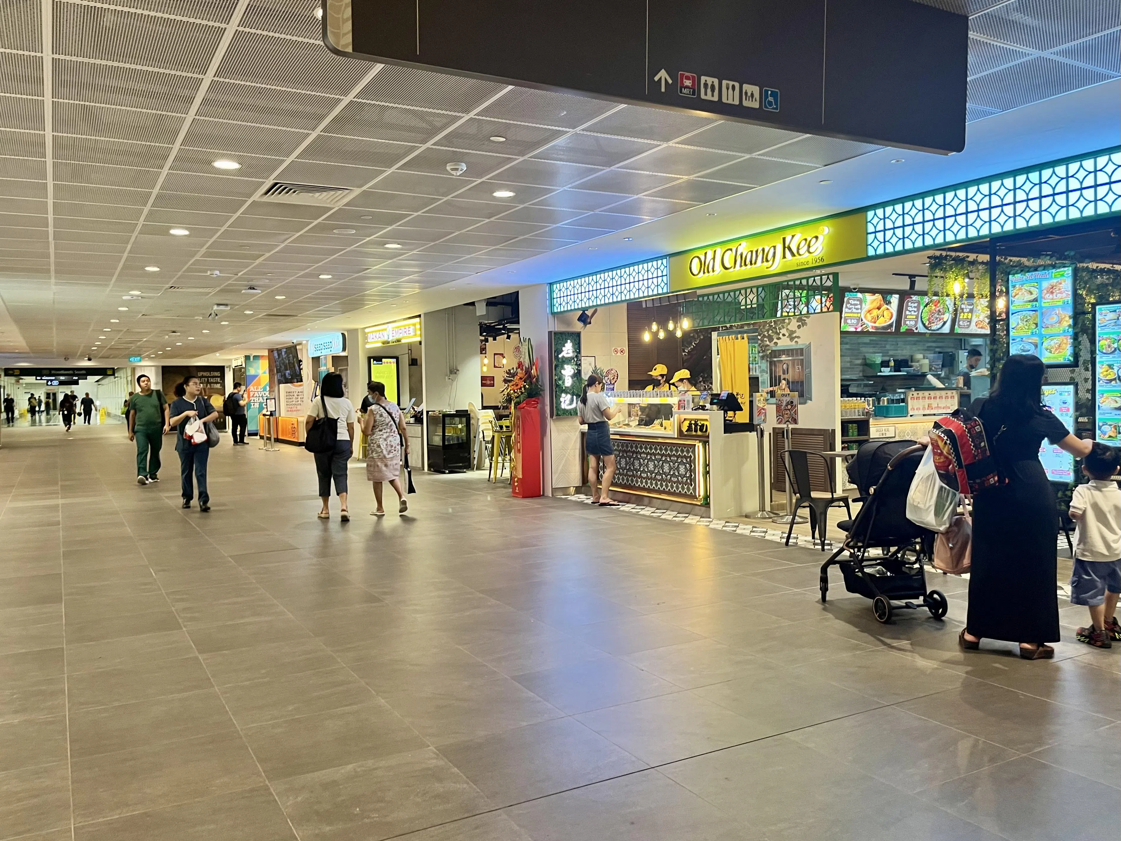 兀兰医疗园里除了食阁和便利店，地下通道还有多家食肆。（陈映蓁摄）