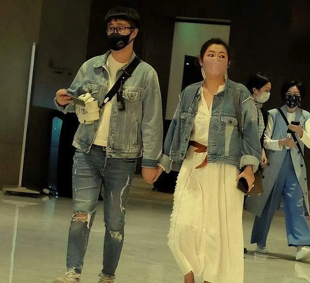 Selina与男友手牵手出席黄子佼的50岁生日会。（互联网）