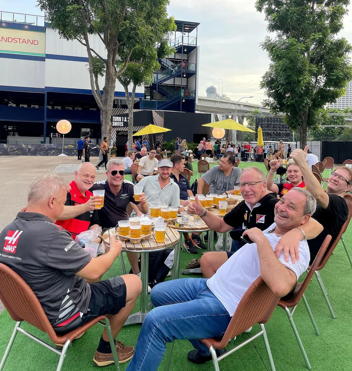 旅居新加坡18年的德国企业家海因茨（穿白衣牛仔裤）连同从丹麦、 德国和荷兰飞到新加坡的10多名F1迷，齐聚新加坡观赛。（ 李庚洧摄）