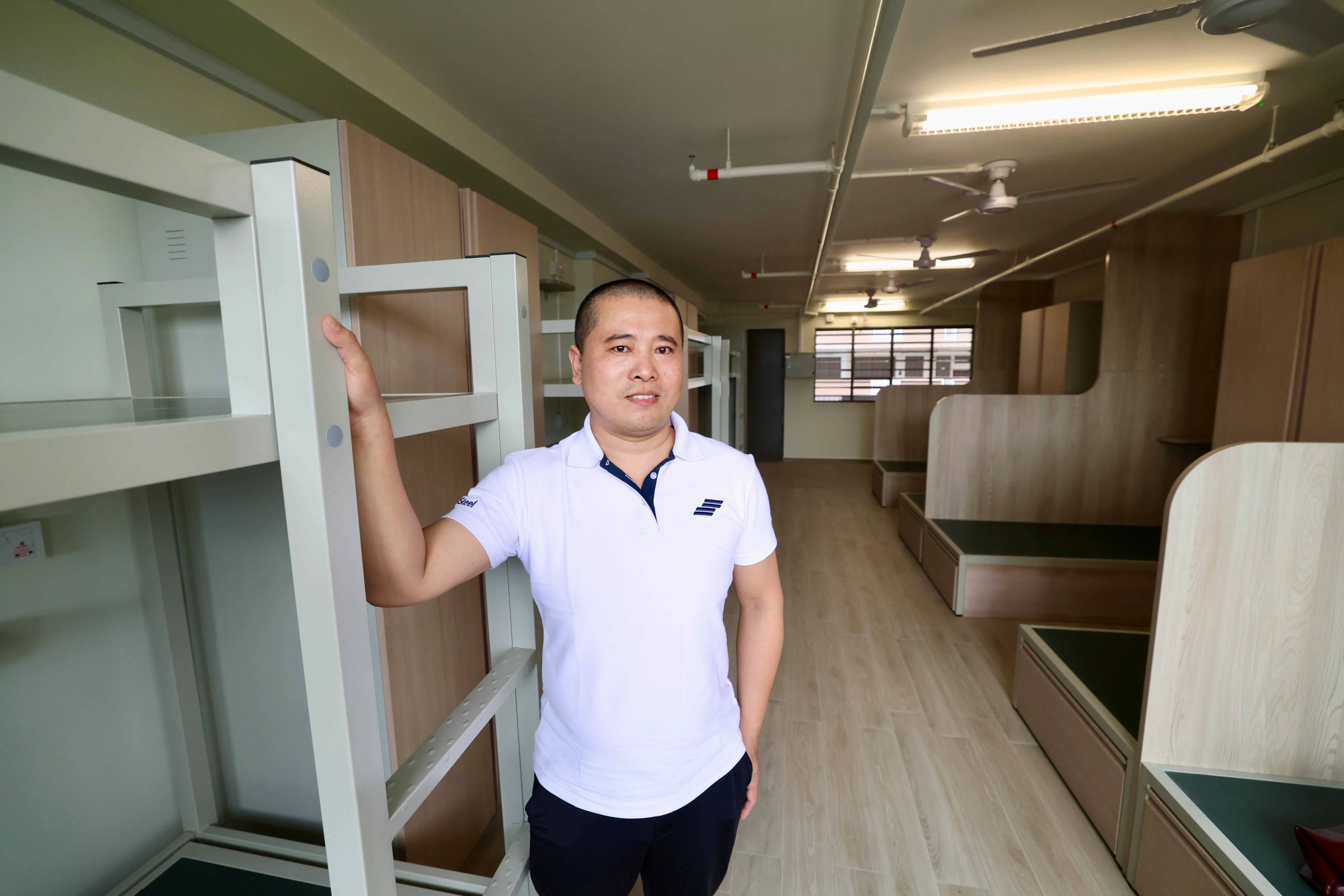 
已来新四年的中国客工于华刚，在大众钢铁担任操作员。他在去年12月初从大士南搬进乐巢都康客工专用宿舍，很满意宿舍整体环境。（陈斌勤摄）