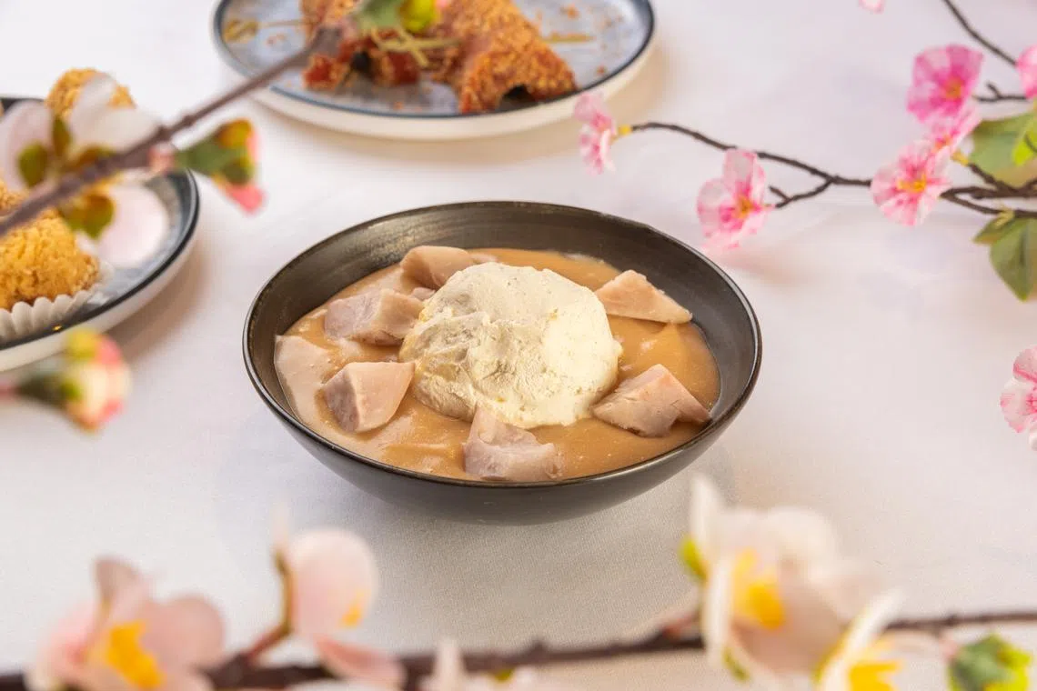 “宴”餐馆的椰汁雪糕香芋配擂沙蒸年糕。
