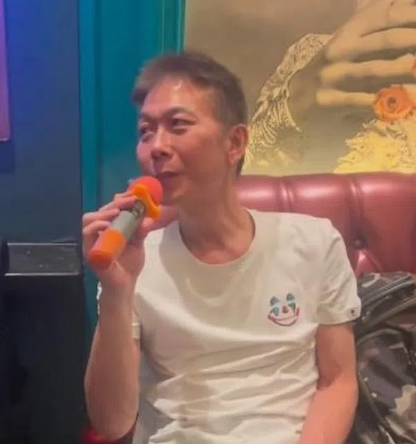 钱小豪被网民拍到唱K画面，他面露倦容一脸憔悴，疑似健康亮红灯。（互联网）