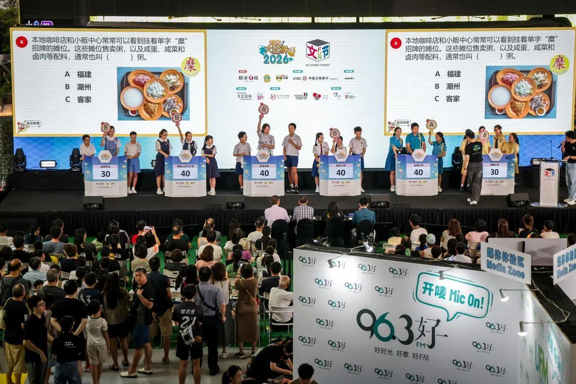 道南小学（左起）、莱佛士女子小学、擎青学校、南华小学、友诺小学及伟群小学，在华文大比拼小学组决赛一较高低。 （叶振忠摄）