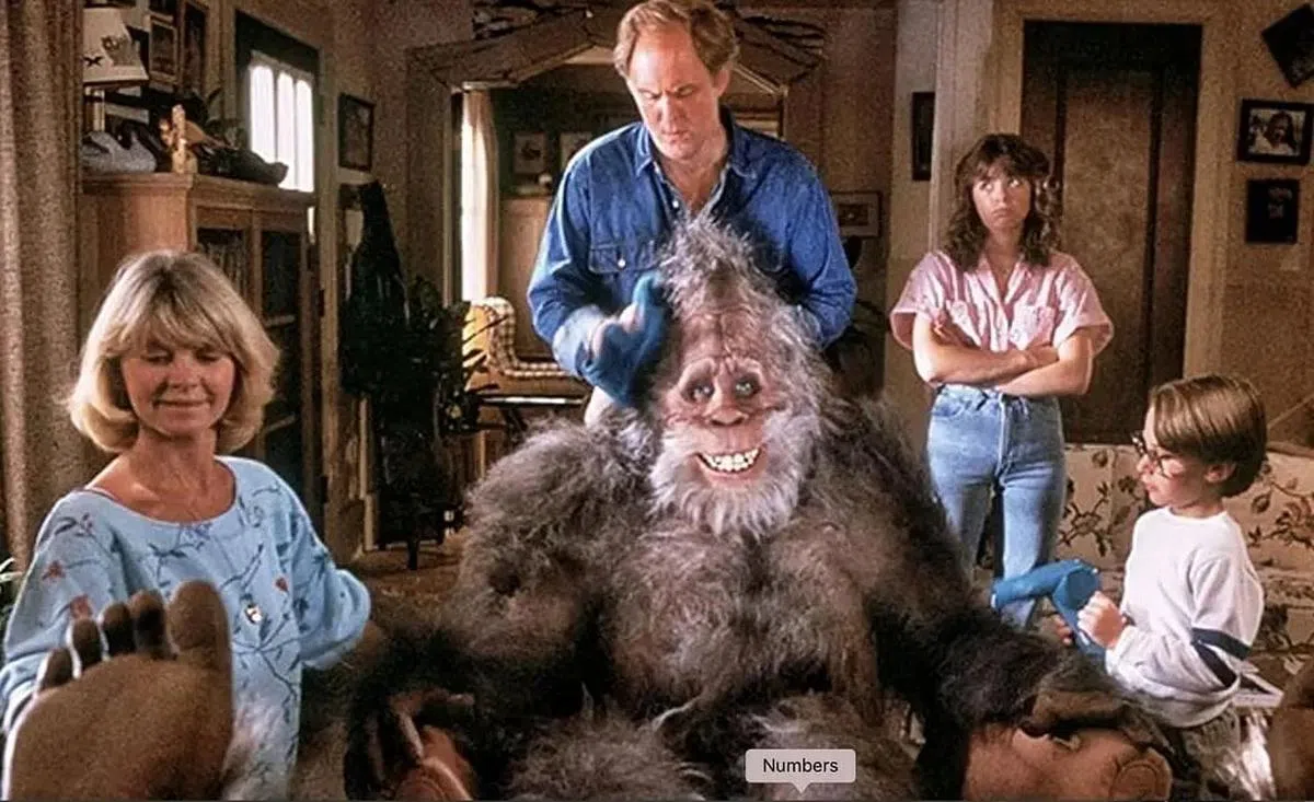 梅林达狄龙（左一）在《大脚哈利》中扮演好妈妈。（互联网）