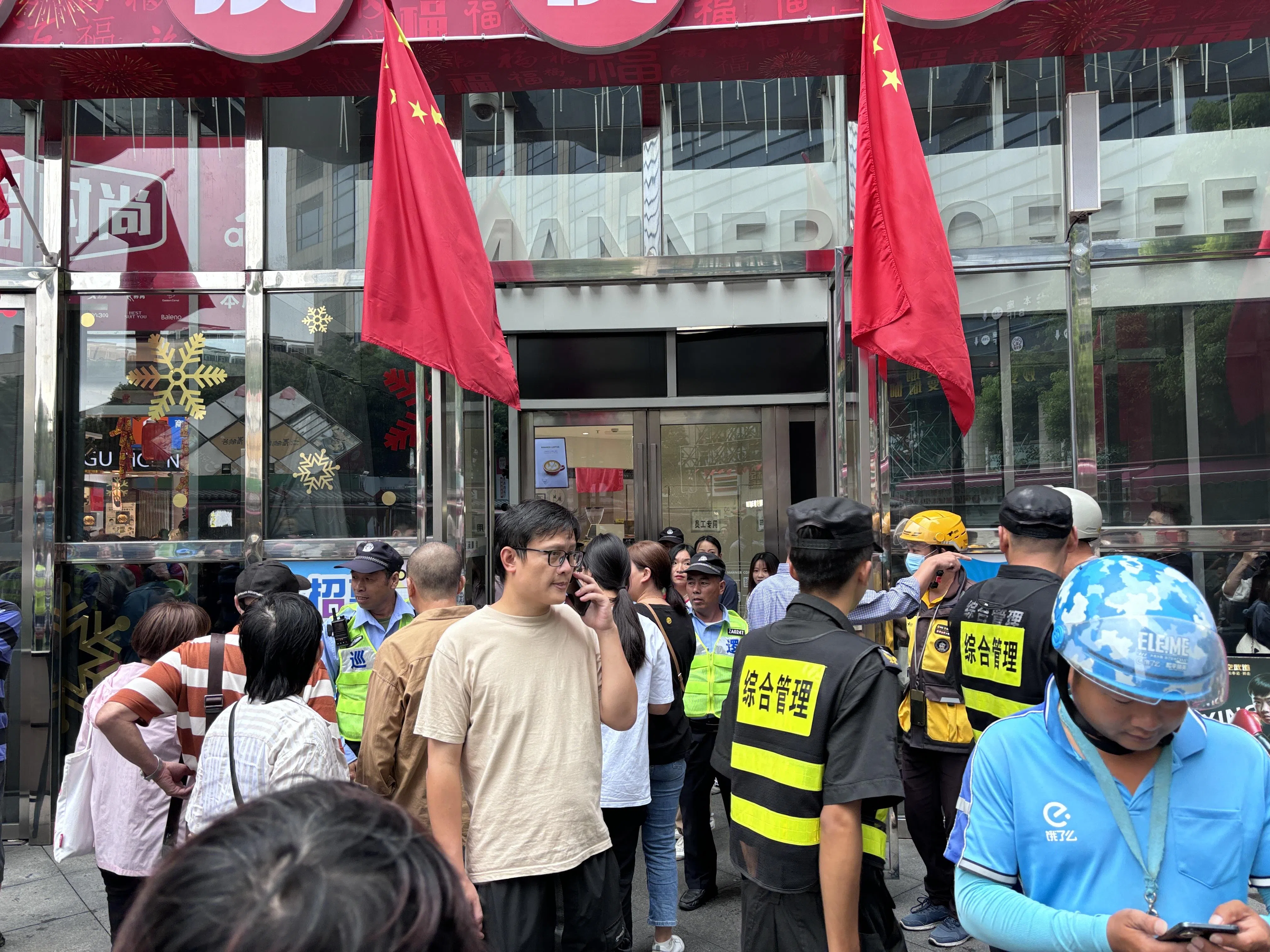 上海鹿都国际购物广场沃尔玛超市发生命案后，现场有保安人员驻守。（黎康摄）