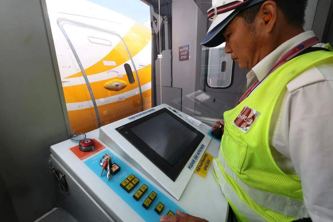 目前，操作员须要在登机桥离飞机半米远时，用控制杆来对接登机桥和舱门。（唐家鸿摄）