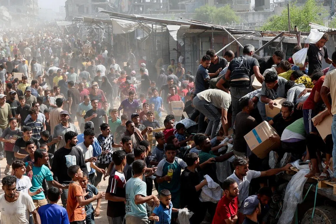 以哈停火后，人道救援物资也陆续运入加沙地带。许多巴勒斯坦人周六（10月11日）在加沙南部的汗尤尼斯，争先恐后地领取卡车上的物资。   （路透社）