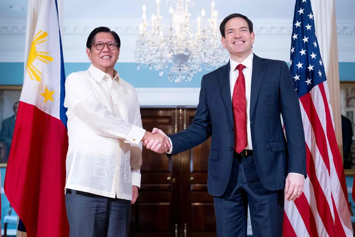 美国国务卿卢比奥（右）7月21日，在国务院会见来访的菲律宾总统小马可斯（左）。（法新社）