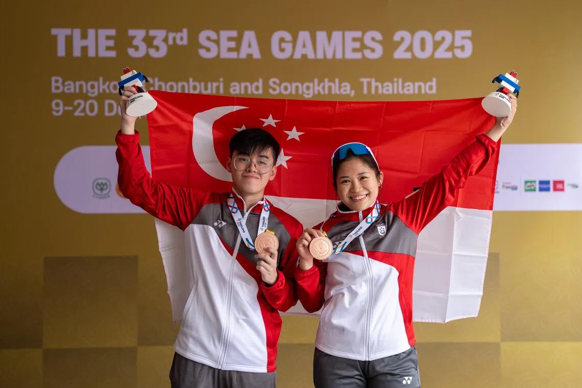东运新秀钟官颖（左）与老将睿娜（右）是首次搭档，两人都对摘铜感到非常高兴。睿娜有多年的大赛经验，曾代表新加坡参加过共和联邦运动会、亚运会等赛事。（新加坡全国奥理会提供）