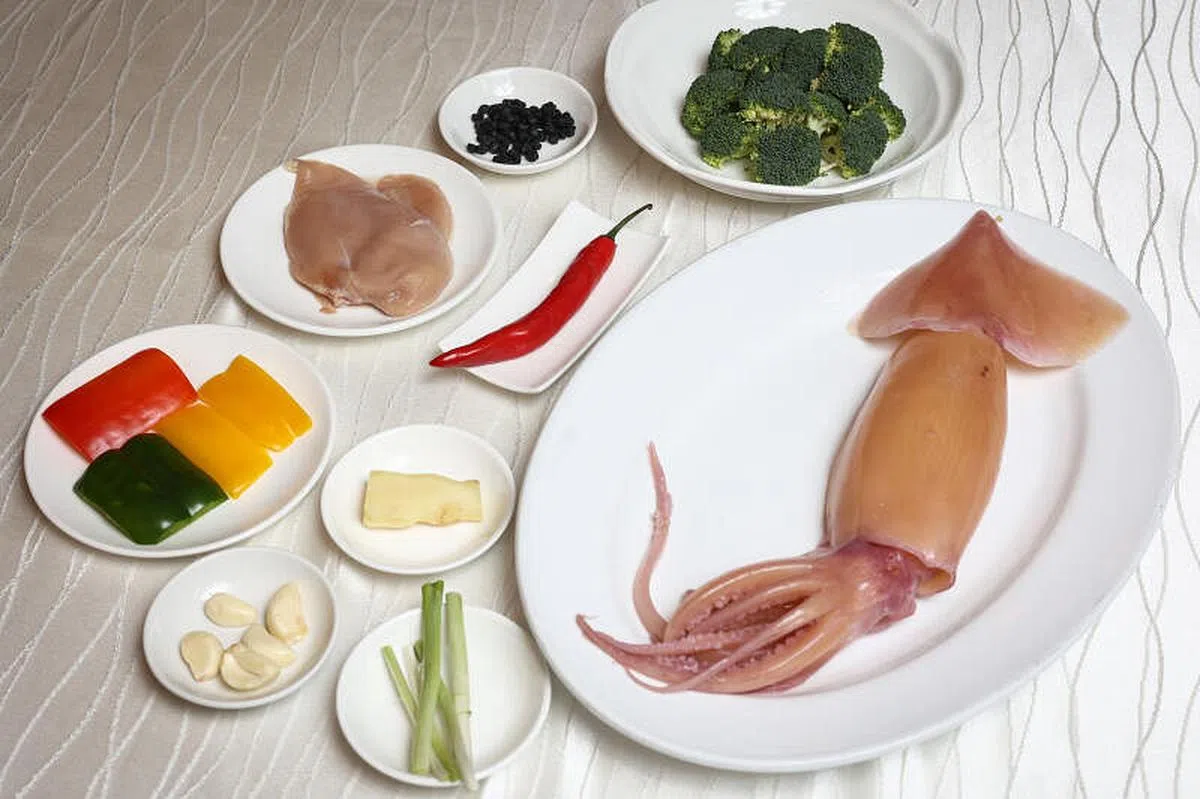 游龙戏凤的主要食材。（李健玮摄）