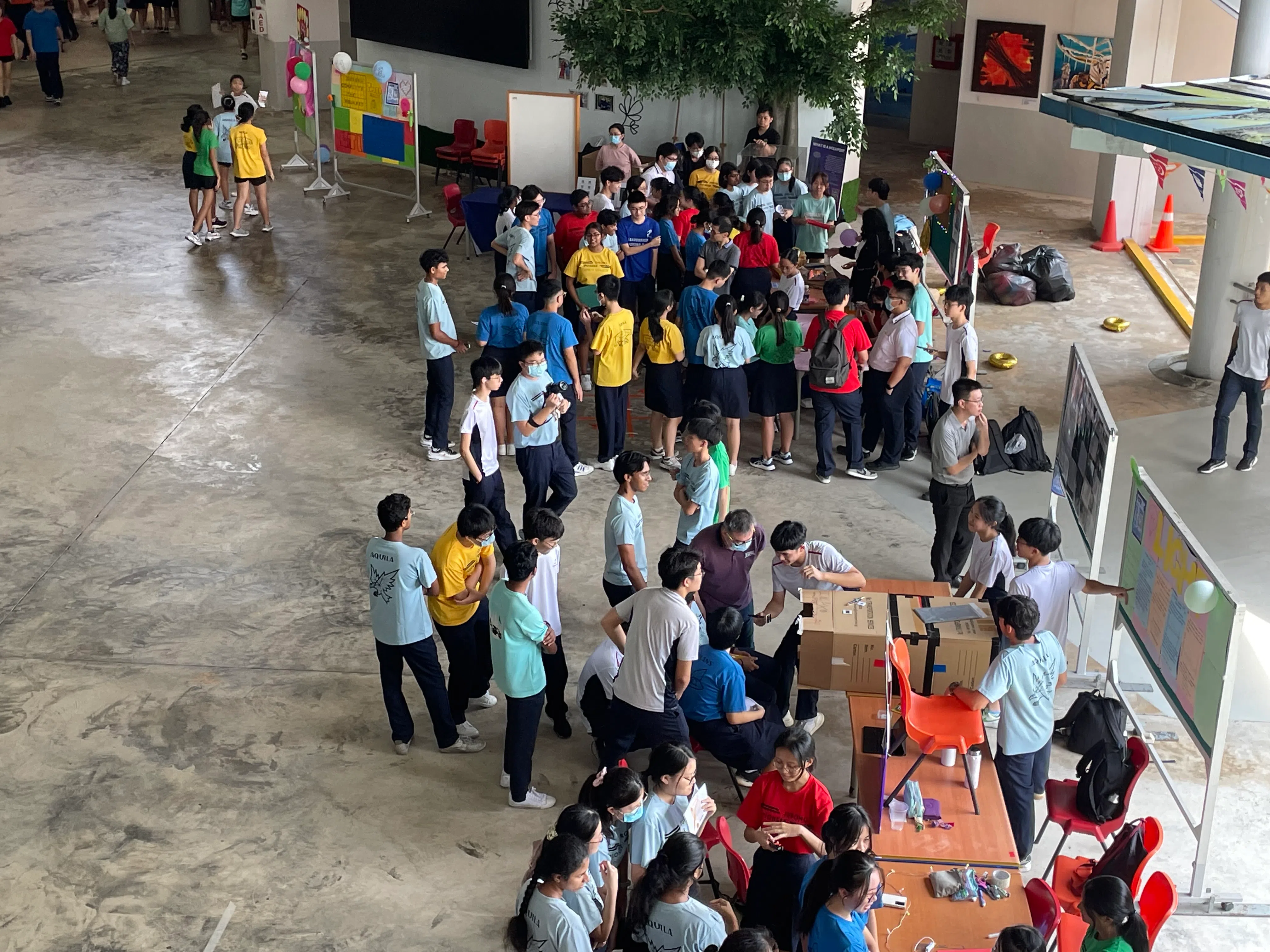 师生们积极参与各个展台的互动活动。（裕驱初院提供）