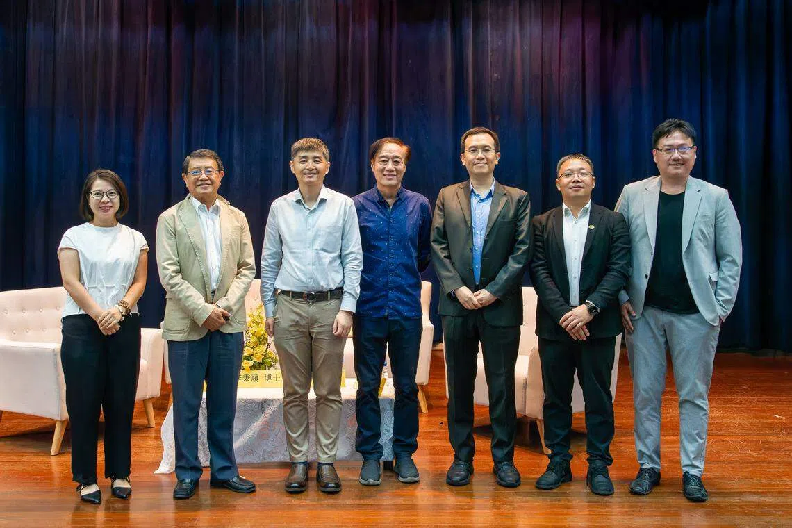 论坛嘉宾与华中老师合影，中资企业协会秘书谷娟（左起）、华社领袖李秉蘐博士、东亚研究所陈刚博士、特别企划处处长陈鹏仲、Moladin联合创始人陈家杰、中国联通（新加坡）运营有限公司韩星，以及华中高中母语部主任方伟成。（华侨中学提供）