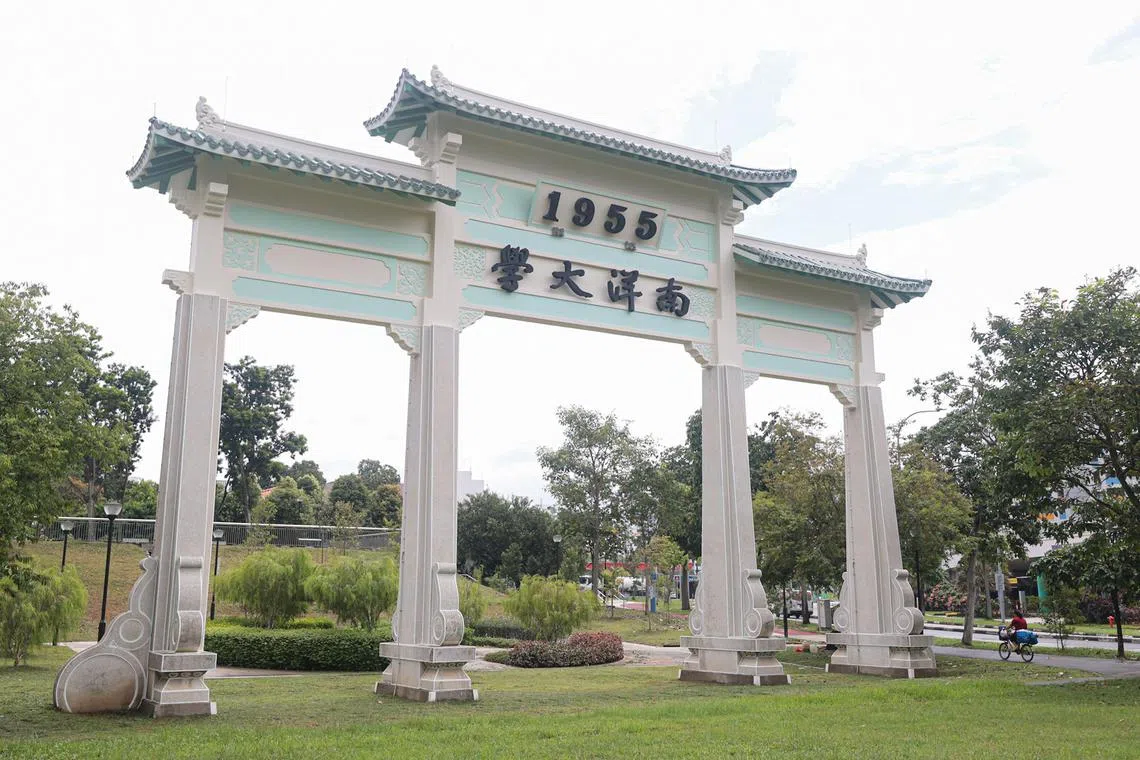 前南洋大学牌坊矗立在裕廊西93街一个私人住宅区旁，近期完成长达约一年的维修工程。（李冠卫摄）