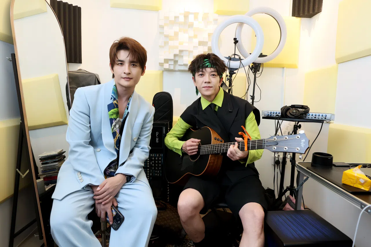 中国艺人张远（左）和王栎鑫9月来新录制抖音综艺节目《出发吧！闪光的你》。（档案照）